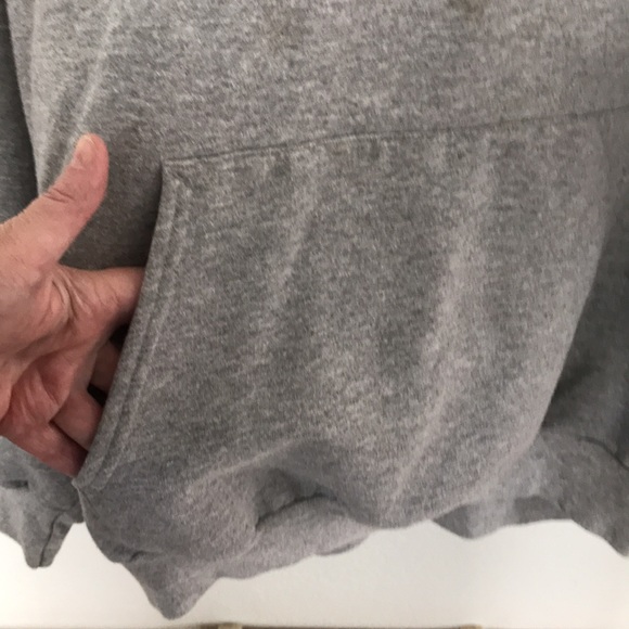 HEAVY HOODIE WITH FEATHERS ON THE FRONT SIZE XL GREAT CONDITION! - Picture 2 of 5